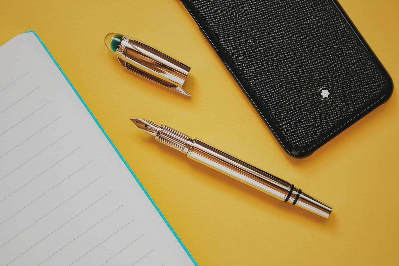 Pluma fountain pen ejecutiva sobre libreta